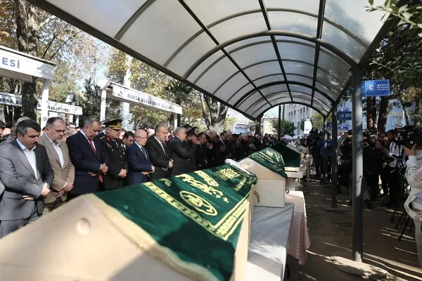 bursada-olum-sessizligi-8i-cocuk-9-kisinin-oldugu-yangin-olayinda-incelemeler-suruyor-1667992103979.jpg