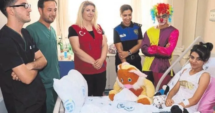 Polisler, Eylül’ün doğum gününü hastanede kutladı