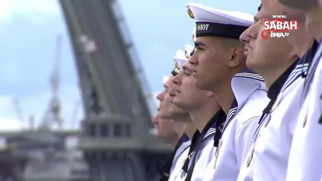 Rusya Devlet Başkanı Putin, Rus donanması geçit törenine katıldı | Video
