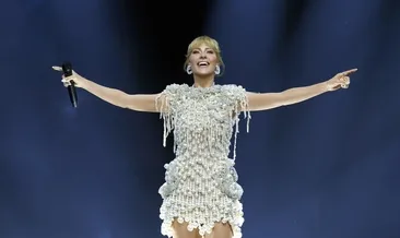 Derya Uluğ sahneye uçarak çıktı