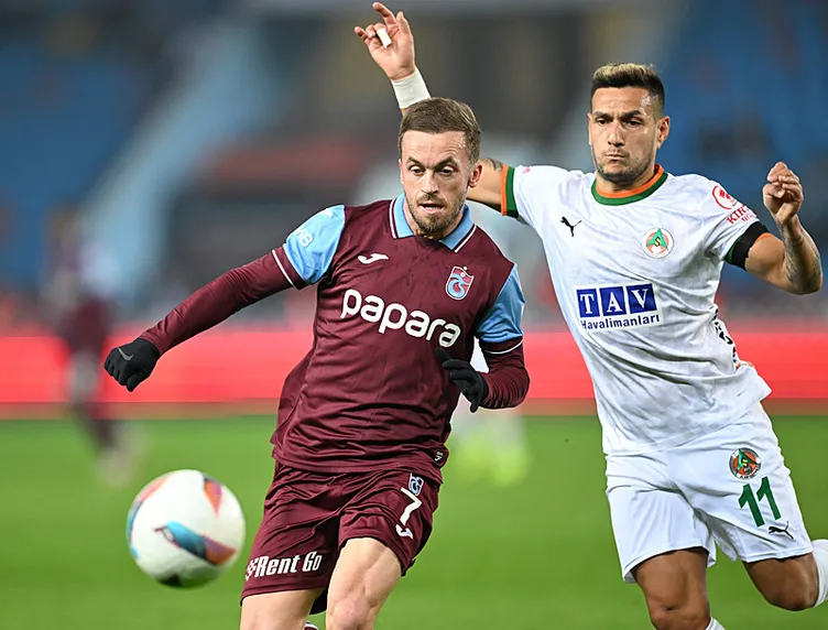 Son dakika haberi: Trabzonspor - Alanyaspor maçında saha karıştı! Son düdükten sonra gerginlik...