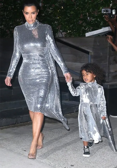 Kim Kardashian’ın elbisesi disko topuna benzetildi