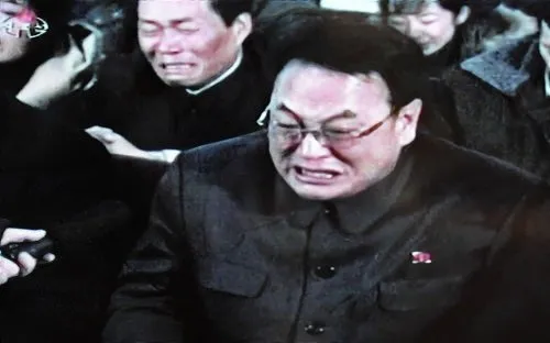 Kuzey Kore halkı liderlerine ağlıyor