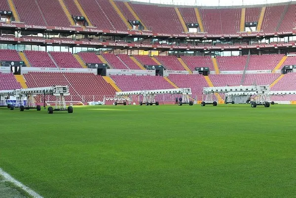 Galatasaray hibrit çime geçti