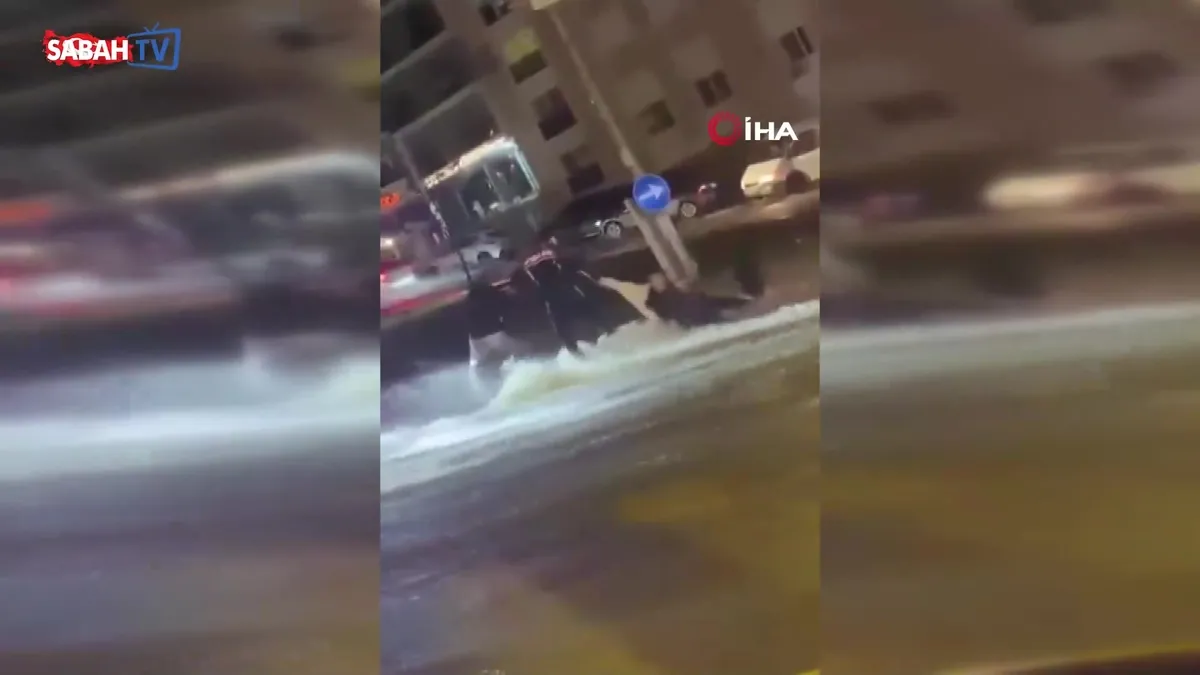 İzmir’de sağanak ve fırtına hayatı felç etti: Sel suları araçları sürükledi videosunu izle İzmir’de sağanak ve fırtına hayatı felç etti: Sel suları araçları sürükledi videosunu izle