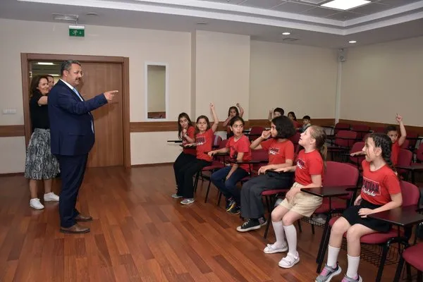 ankara-bati-adliyesinde-isaret-dili-ogrenen-cocuklara-forma-hediyesi-1748609163216.jpg