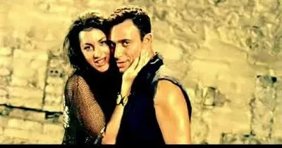 Mustafa Sandal’la düet yapıp kliplerinde oynamıştı! Yunan şarkıcı Natalia yıllara meydan okuyor!