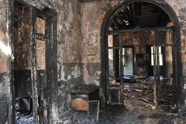 Bakırköy'de yanan tarihi Taş Mektep