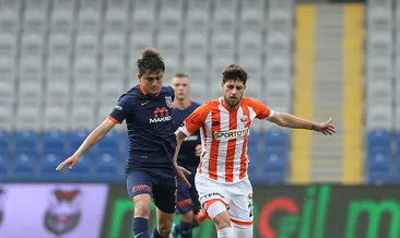 Medipol Başakşehir yarışı bırakmıyor