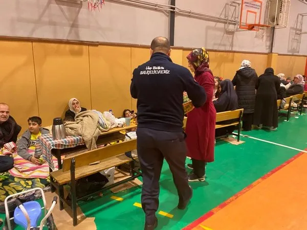 bahcelievler-belediyesi-deprem-sonrasi-hizla-hareket-gecti-9-spor-kompleksi-13-park-okul-bahceleri-camiler-ve-1745516338983.jpg