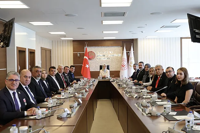 bakan-goktas-sehit-aileleri-ve-gazilerle-bir-araya-geldi-1786373618540.jpg
