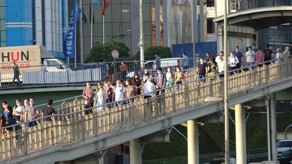 SON DAKİKA! İstanbul’da isyan ettiren görüntüler; Toplu taşıma koronavirüsün merkezi oldu