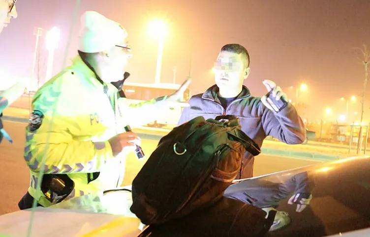 Polis çevirmesinde inanılmaz anlar: Genç adam sözleriyle herkesi güldürdü!