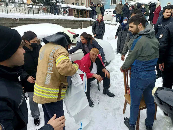umraniyede-yuksek-gerilim-hatti-patladi-3-katli-binada-yangin-cikti-1643111178370.jpg