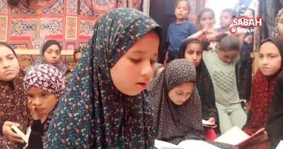 Filistinli çocuklar Gazze’deki çadırda hafızlık dersi alıyor | Video