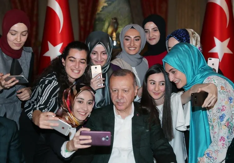 Başkan Erdoğan Dolmabahçe Ofisi’nde gençlerle iftarda bir araya geldi