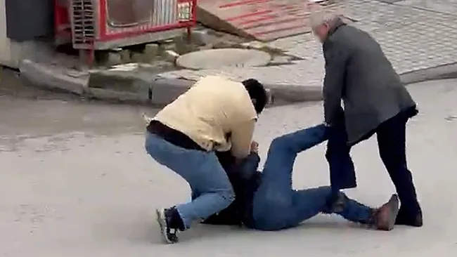 sokak-ortasinda-darp-yere-yatirip-tekme-tokat-dovduler-1777738054823.jpeg