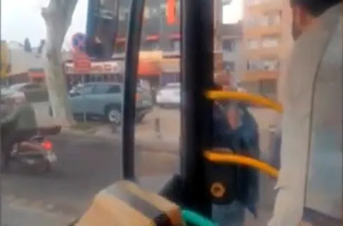 yol-verme-tartismasi-sonucu-taksici-iett-otobusunun-onunu-kesti-taksici-iett-soforunun-kendisini-kaldirimla-ko-1739805651129.jpg