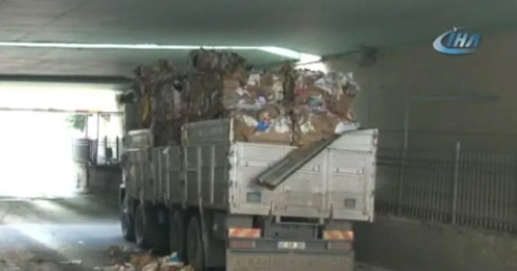 Bayrampaşa’da yüksekliği hesaplayamayan kamyon alt geçide takıldı, yol trafiğe kapandı