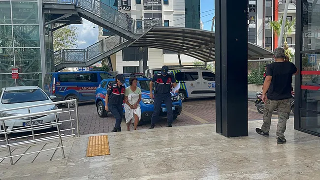 mobilya-dukkanini-ve-minibusu-atese-verdi-o-kadin-tutuklandi-1759334509230.jpeg