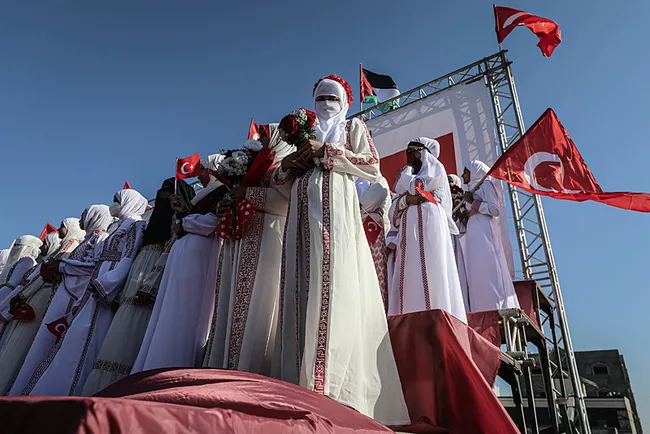 gazzede-203-genc-toplu-nikahla-dunya-evine-girdi-1766085650989.jpg Gazze'de 203 genç toplu nikahla dünya evine girdi