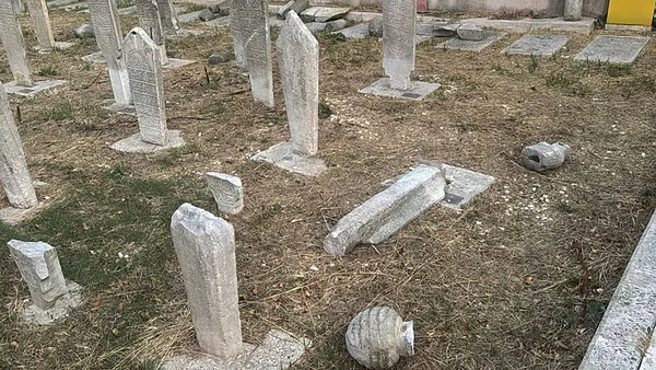 istanbul-fatihte-cirkin-saldiri-500-yillik-hazireyi-tahrip-etti-sehir-magandasi-7-mezar-tasini-tekmeleyip-1785675249652.jpg