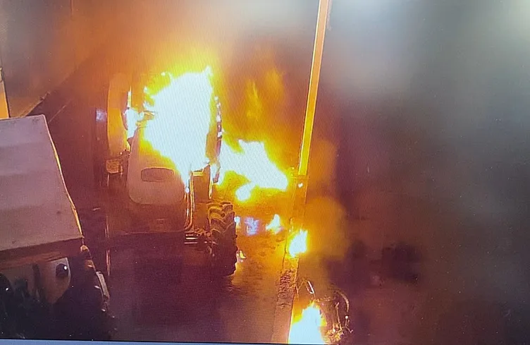 Antalya’da akılalmaz görüntü: Traktörü yakarken kendini yaktı!