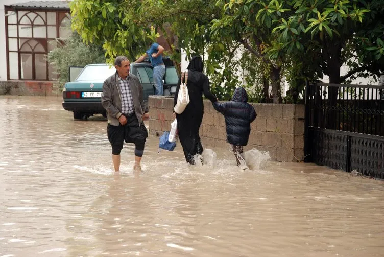 Mersin’de evler sular altında kaldı