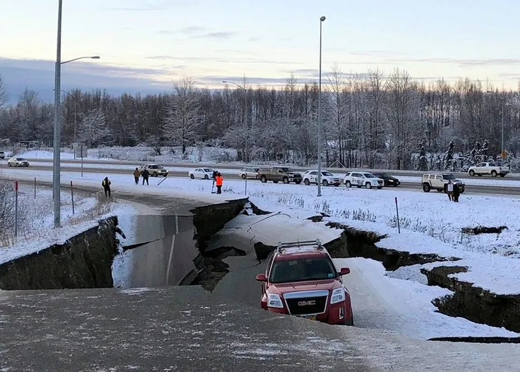 ABD'de deprem, yollar çöktü