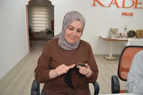 musta-kadinlar-el-sanatlari-kursunda-hem-ogreniyor-hem-de-ev-ekonomisine-katki-sagliyor-1764683312832.jpg
