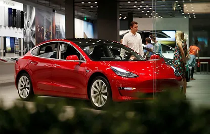 YENİ TESLA MODEL 3 ORTAYA ÇIKTI
