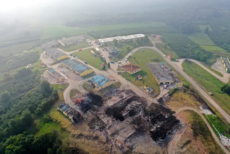Son dakika! Sakarya'daki fabrika görüntüleri patlamanın şiddetini ortaya çıkardı!