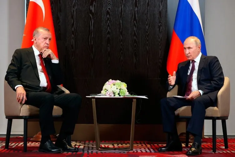 Başkan Erdoğan ve Putin kol kola yürüdü: Zirveden dikkat çeken görüntüler...