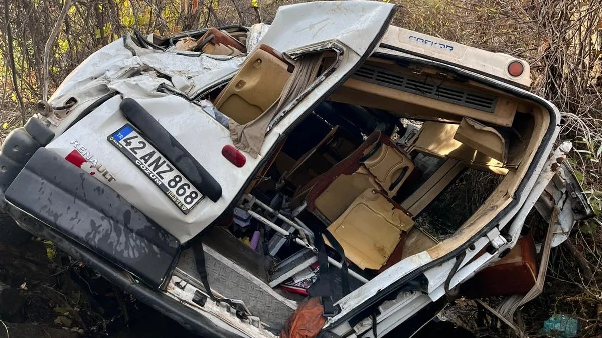 Öğrenci servisi uçuruma yuvarlandı: 13’ü öğrenci 14 yaralı Öğrenci servisi uçuruma yuvarlandı: 13’ü öğrenci 14 yaralı