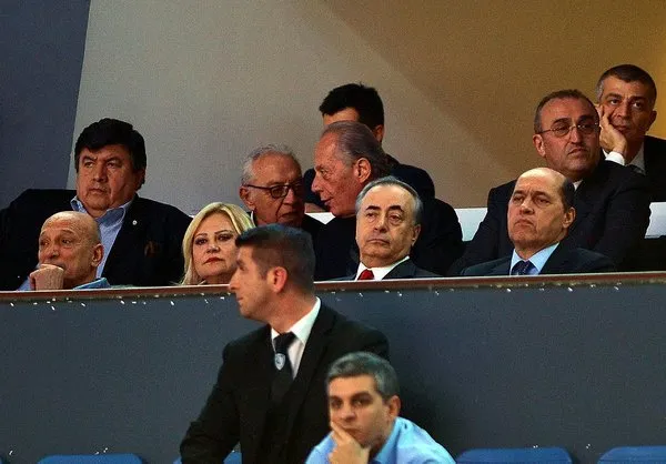 Fatih Terim tezahüratlara ayağa kalkarak karşılık verdi