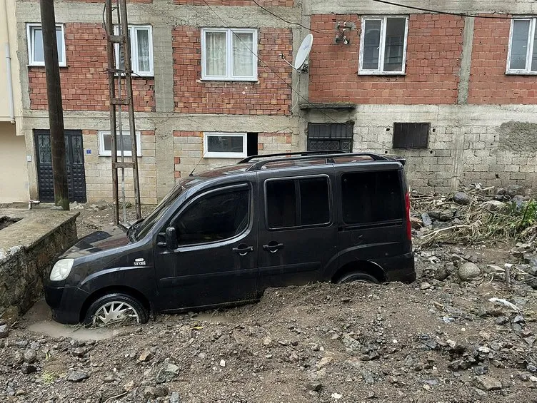 Giresun’da sel heyelana yol açtı: Ev ve iş yerlerini su bastı! Belediye Başkanı çağrı yaptı: Her tarafımızı yıktı…