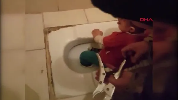 İstanbul  Esenyurt'ta ayağı tuvalet deliğine sıkışan çocuğun kurtarılma anı kamerada!