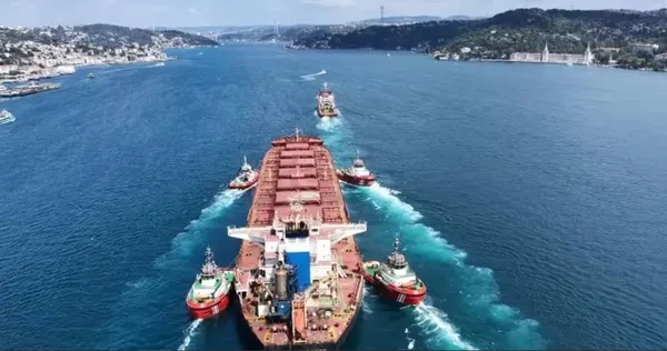liberya-bayrakli-dev-kuru-yuk-gemisi-bogazdan-gecerken-deniz-trafigi-durduruldu-1788011036909.jpg