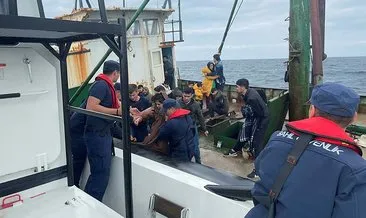 Çanakkale'de balıkçı teknesiyle sürüklenen 149 kaçak göçmen kurtarıldı #canakkale