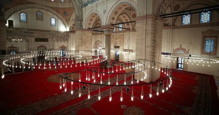 İstanbul’da 21 cami, Ayasofya Camisi açılışına gelenlere hizmet için sabaha kadar açık olacak
