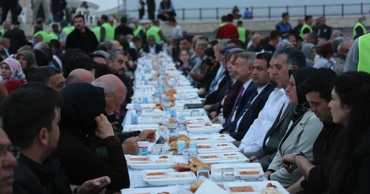 8 bin kişi iftar sofrasında buluştu