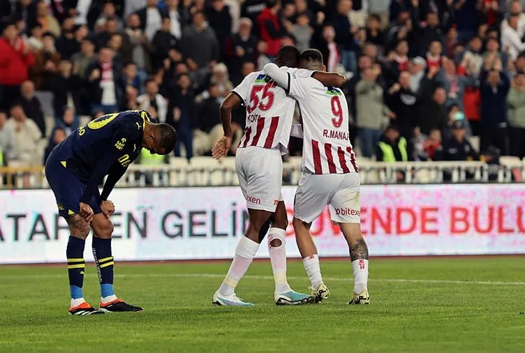 Son dakika haberleri: Sivasspor-Fenerbahçe maçındaki penaltı pozisyonu olay oldu! VAR kararı doğru muydu?