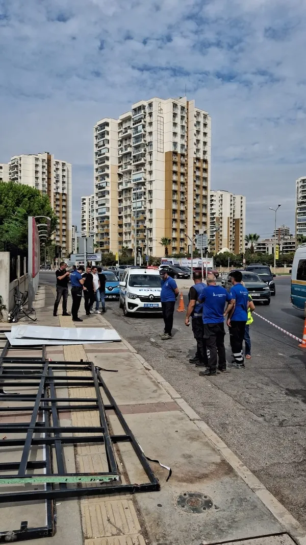 izbbden-karsiyaka-belediyesine-12-milyonluk-tabela-cezasi-1789655463449.jpeg