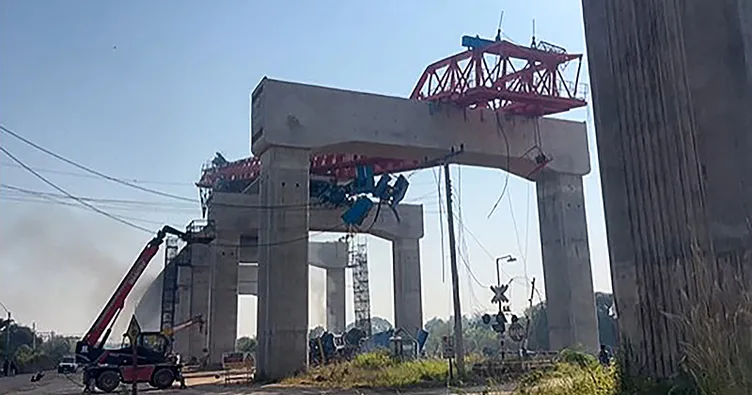 Tayland’da seyir halindeki trene vinç düştü!