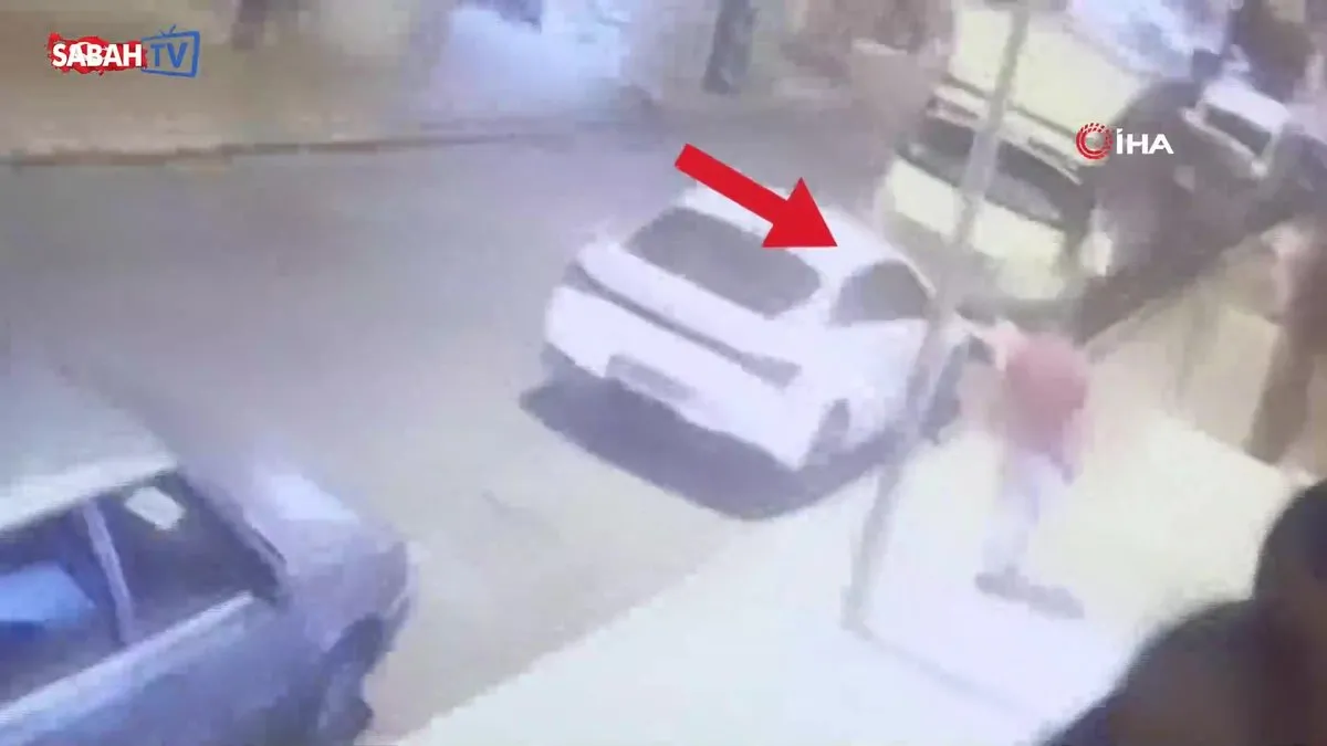 Siirt'te aniden yola çıkan çocuğa aracın çarptığı anlar kamerada | Video