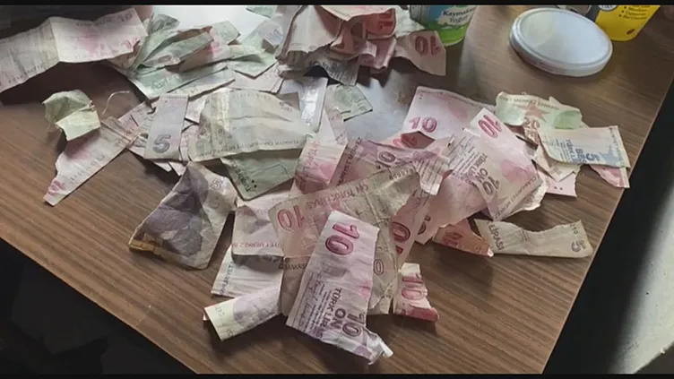 Fatih’te cami avlusunda dehşet: Önüne geleni bıçakladı!