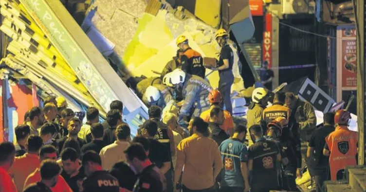 3 katlı bina patlamada çöktü