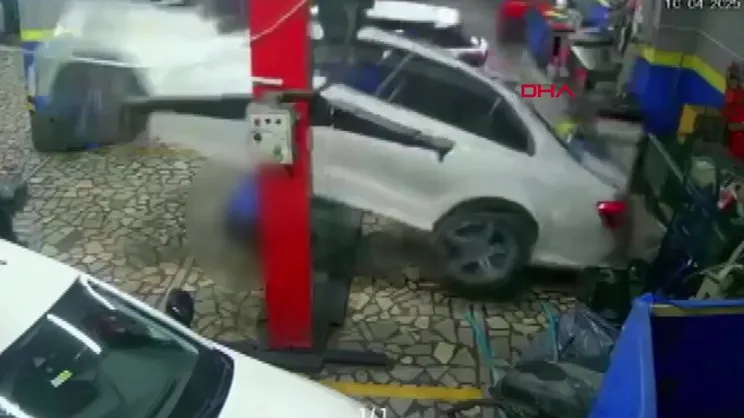 Tamir ettiği otomobilin 2 metre yükseklikten üzerine düşmesiyle öldü! Korkunç anlar kameraya yansıdı | Video
