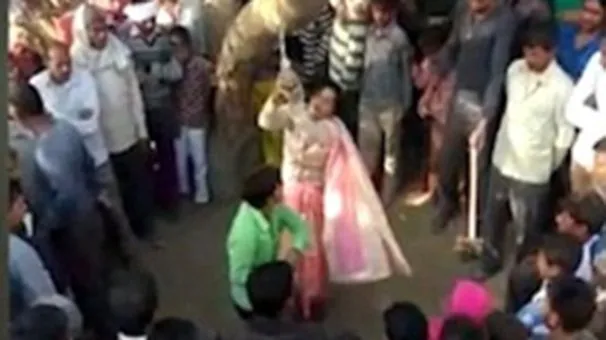 Hindistan’da şoke eden olay! Kendisini aldattığını iddia ettiği karısını herkesin önünde kırbaçladı