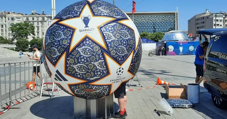 UEFA’nın dev kupası Taksim Meydanı’na yerleştirildi